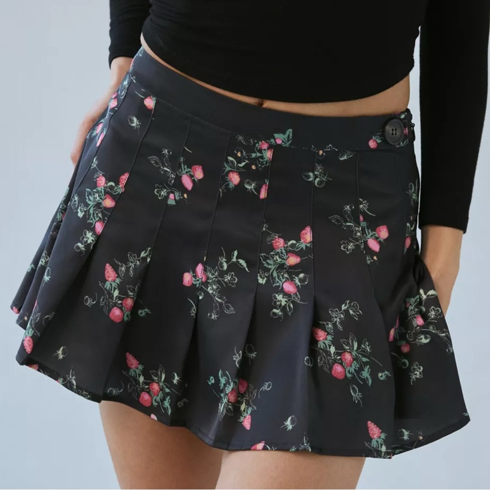 NWT Kimchi Blue UO Black Strawberry Floral Mini Skirt Size Large Side Zip Sexy